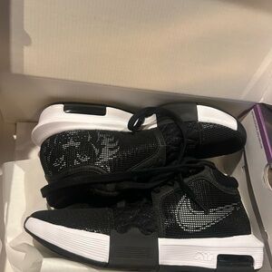 NIB - Nike LeBron Witness VIII Basketball Shoes men’s size 6.5
